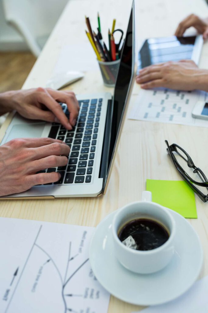 Auditor revisando documentación de un sistema de gestión de calidad.