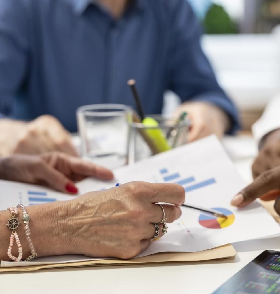 Consultoría preparando informe de sostenibilidad GRI para empresa.