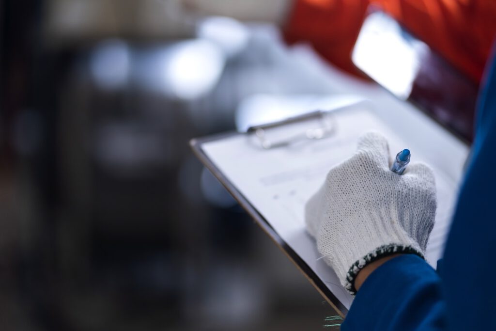 Equipo analizando indicadores de calidad y mejora continua.