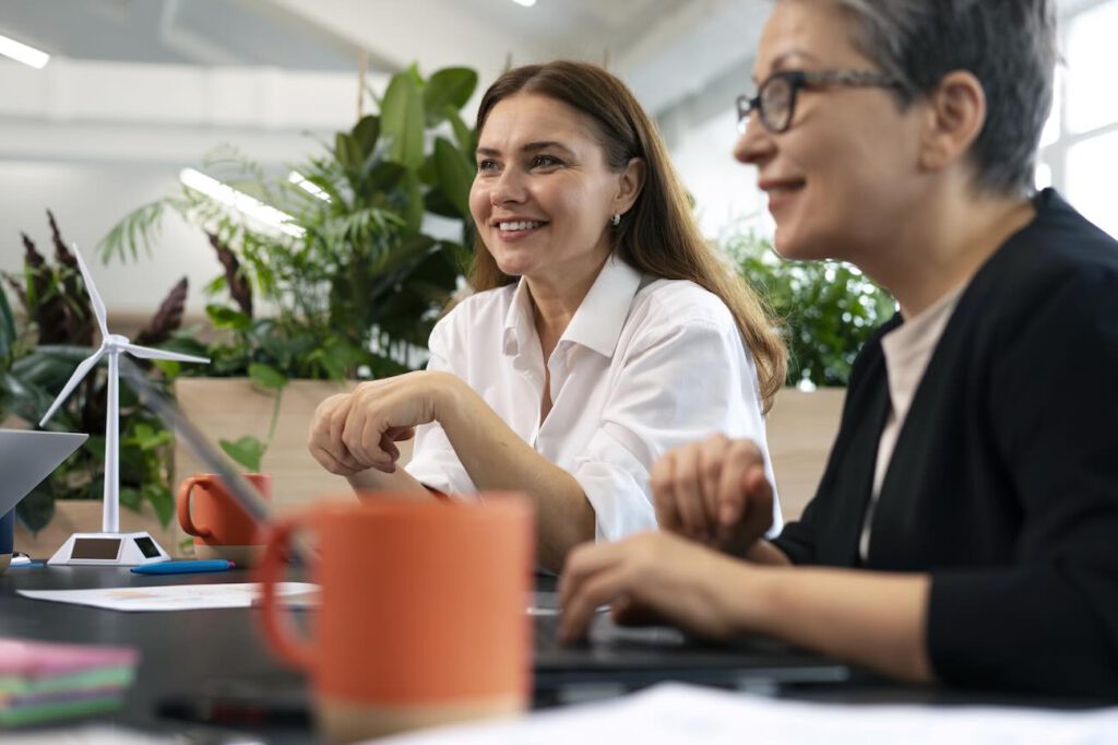 Equipo revisando indicadores para cálculo de huella de carbono organizacional.