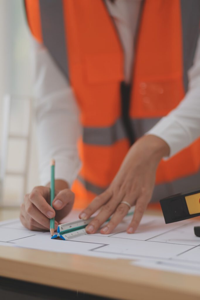 Equipo analizando indicadores de prevención dentro de un sistema ISO 45001.